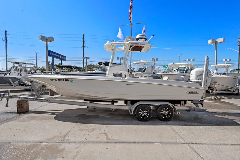 2018 Boston Whaler 240 Dauntless Pro