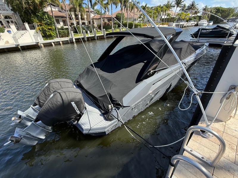 2021 Cruisers Yachts 338 South Beach