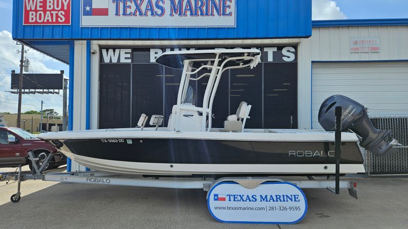2017 Robalo 226 Cayman